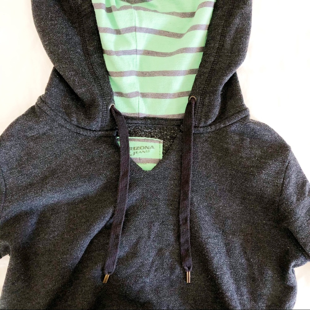 v neck cropped grey sweatshirt